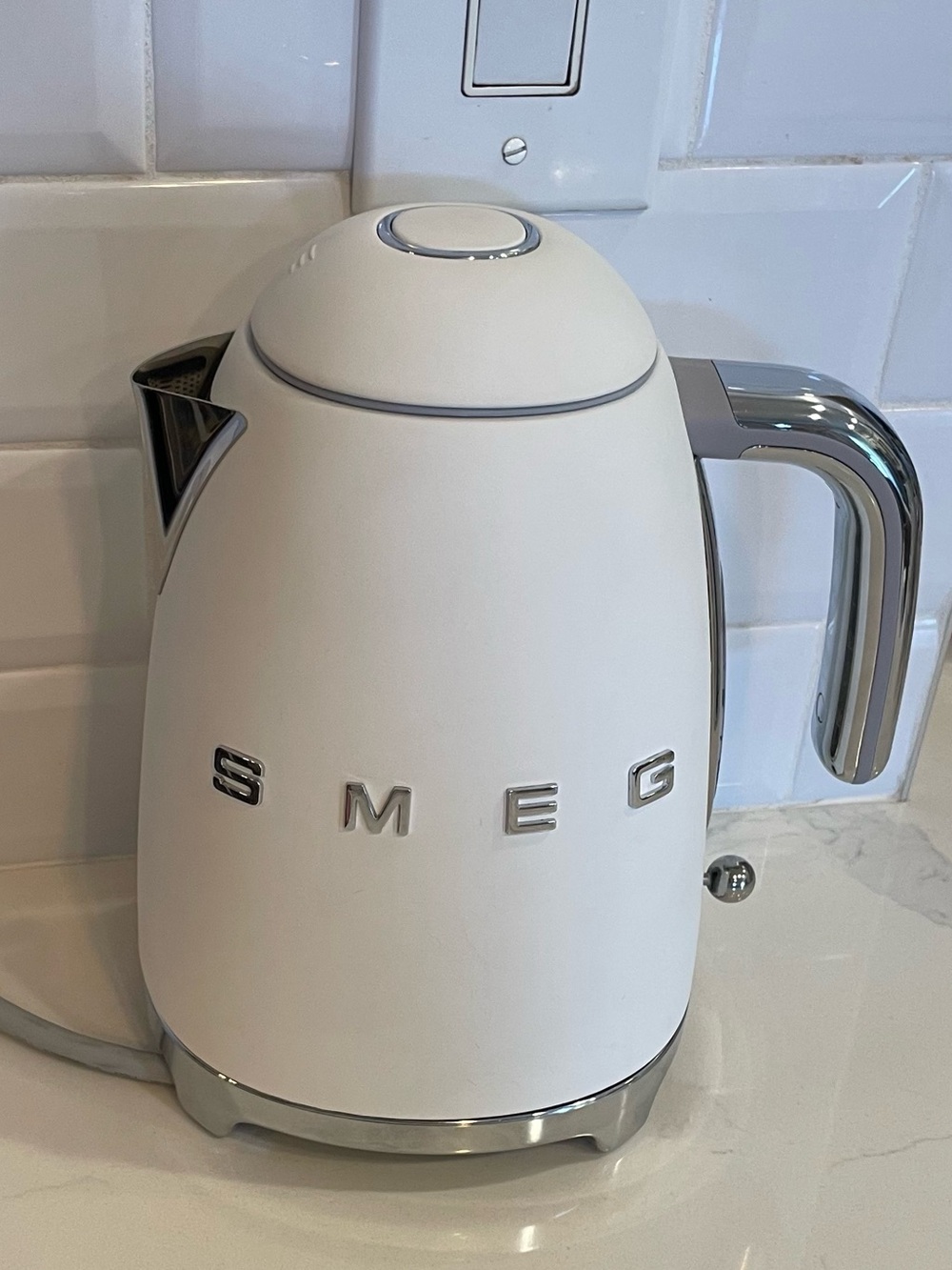 SMEG RETRO ELECTRIC TEA KETTLE *COLOR: MATTE WHITE *7 CUPS *NWT $229.99